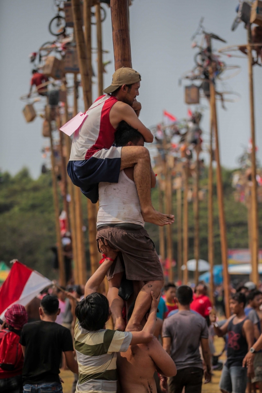 Lomba Panjat Pinang Kolosal Semarakkan HUT RI di Ancol