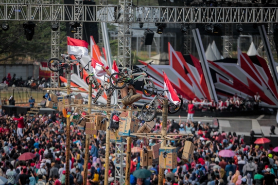 Lomba Panjat Pinang Kolosal Semarakkan HUT RI di Ancol