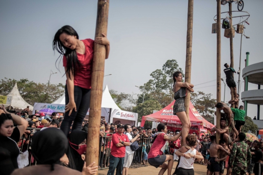 Aksi Bule Cantik Ikut Lomba Panjat Pinang di Ancol