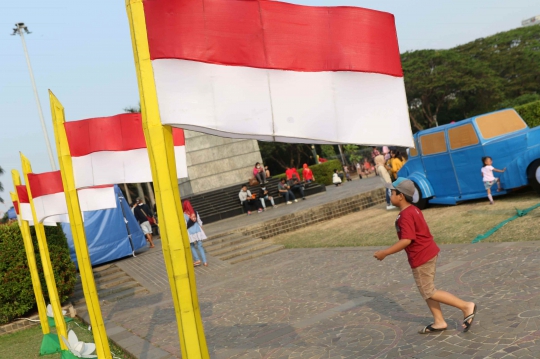 Libur HUT RI, Monas Dipadati Pengunjung