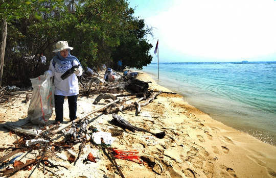 Aktivis Gelar Upacara Bendera Menghadap Laut dan Bersih Pantai