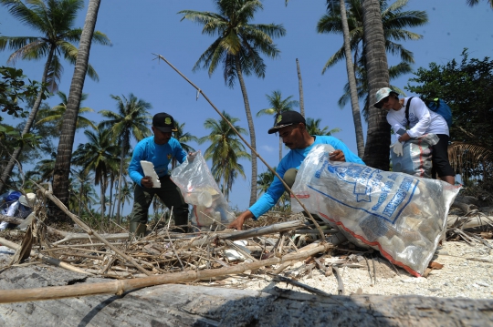 Aktivis Gelar Upacara Bendera Menghadap Laut dan Bersih Pantai