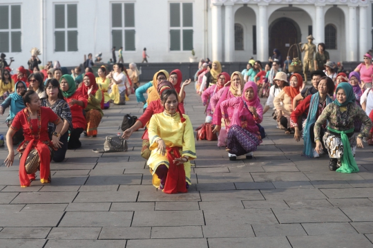 Aksi Flashmob Tari Cokek di Kota Tua