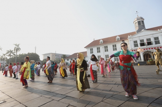 Aksi Flashmob Tari Cokek di Kota Tua