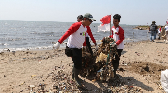 Peringati HUT ke-74 RI, Menteri Susi dan Relawan Bersihkan Sampah di Pantai Anc