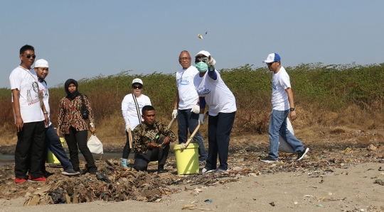 Peringati HUT ke-74 RI, Menteri Susi dan Relawan Bersihkan Sampah di Pantai Anc