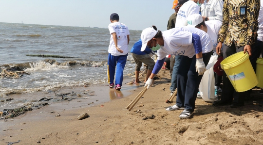 Peringati HUT ke-74 RI, Menteri Susi dan Relawan Bersihkan Sampah di Pantai Anc