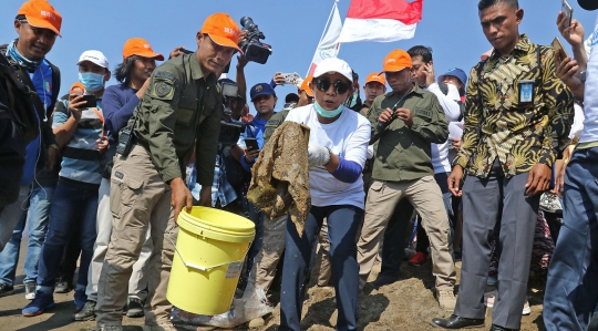 Peringati HUT ke-74 RI, Menteri Susi dan Relawan Bersihkan Sampah di Pantai Anc