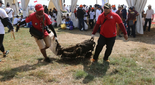 Peringati HUT ke-74 RI, Menteri Susi dan Relawan Bersihkan Sampah di Pantai Anc