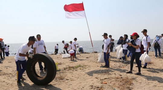 Peringati HUT ke-74 RI, Menteri Susi dan Relawan Bersihkan Sampah di Pantai Anc