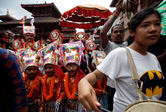 Ikuti Festival Gaijatra, Anak-Anak Nepal Berdandan Seperti Sapi