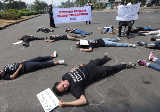 Gelar Aksi Bersihkan Indonesia, Aktivis Berbaring di Depan Monas