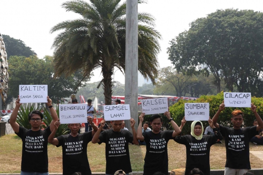 Gelar Aksi Bersihkan Indonesia, Aktivis Berbaring di Depan Monas