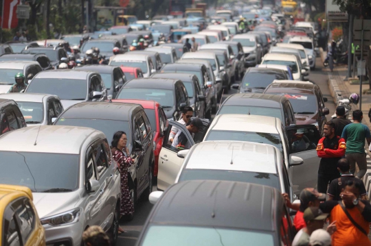 Driver Online Demo Minta Izin Masuk Zona Ganjil Genap di Balai Kota