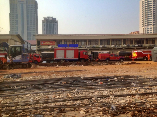 13 Unit Damkar Dikerahkan Padamkan Api di Gudang Peluru Polda Metro Jaya