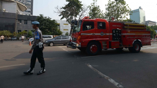 13 Unit Damkar Dikerahkan Padamkan Api di Gudang Peluru Polda Metro Jaya