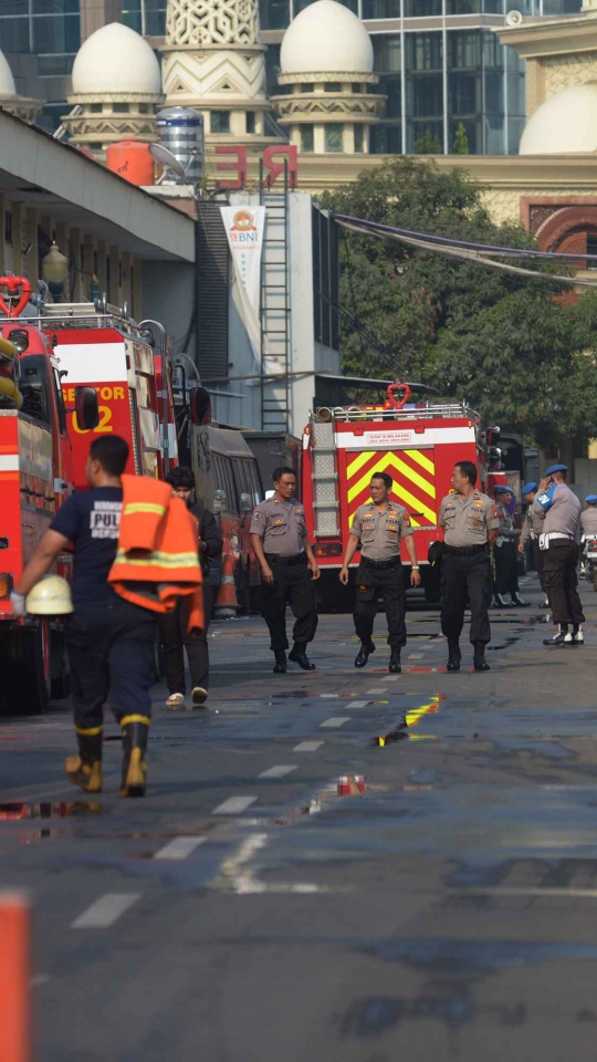 13 Unit Damkar Dikerahkan Padamkan Api di Gudang Peluru Polda Metro Jaya
