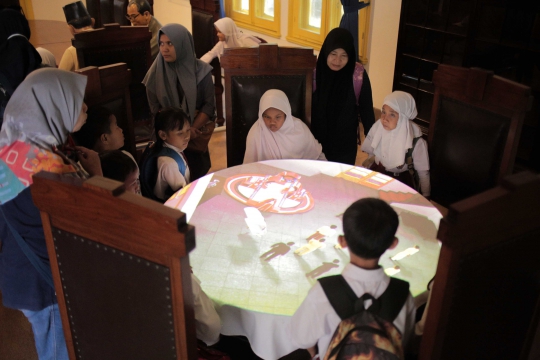 Antusias Murid SD Melihat Diorama Sejarah di Museum Proklamasi