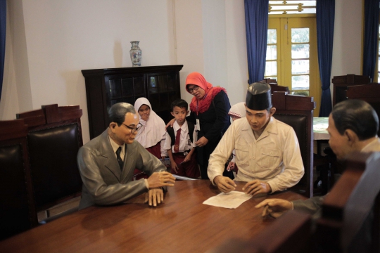 Antusias Murid SD Melihat Diorama Sejarah di Museum Proklamasi