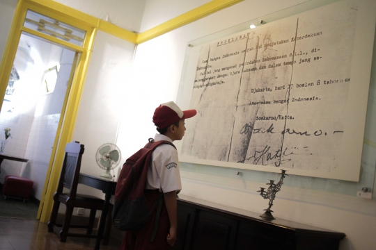 Antusias Murid SD Melihat Diorama Sejarah di Museum Proklamasi