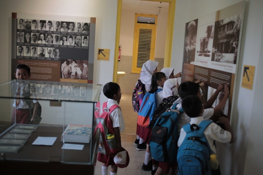 Antusias Murid SD Melihat Diorama Sejarah di Museum Proklamasi