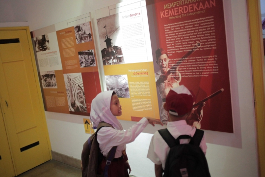 Antusias Murid SD Melihat Diorama Sejarah di Museum Proklamasi