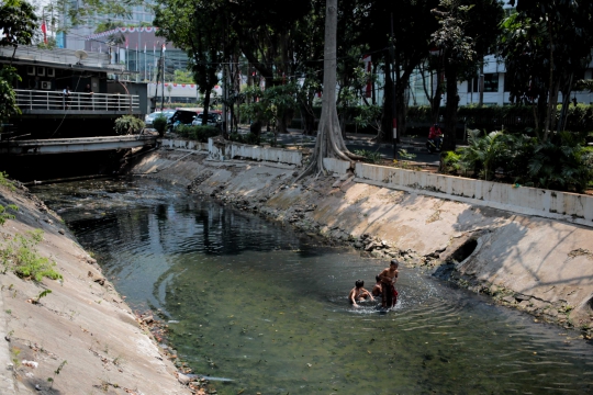 Kurangnya Lahan Bermain, Anak-Anak Berenang di Kali Kotor