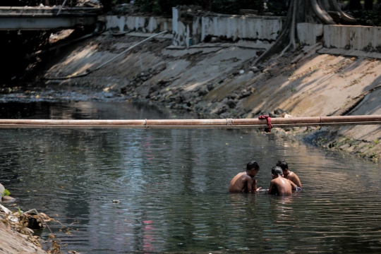 Kurangnya Lahan Bermain, Anak-Anak Berenang di Kali Kotor