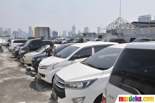 Sejumlah kendaraan parkir di salah satu pusat perbelanjaan di Jakarta, Selasa (20/8/2019). Sementara lahan yang dikelola swasta akan menyusul karena saat ini masih dikaji.

