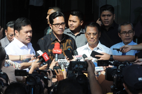 Jaksa Agung Serahkan Tersangka OTT Satriawan Sulaksono ke KPK