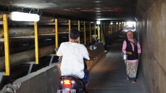 Terowongan Ini Jadi Jalan Pintas Warga untuk Menyeberang Tol