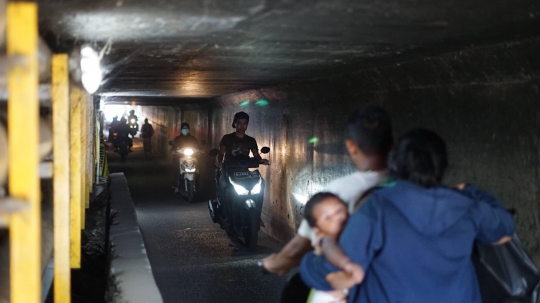 Terowongan Ini Jadi Jalan Pintas Warga untuk Menyeberang Tol