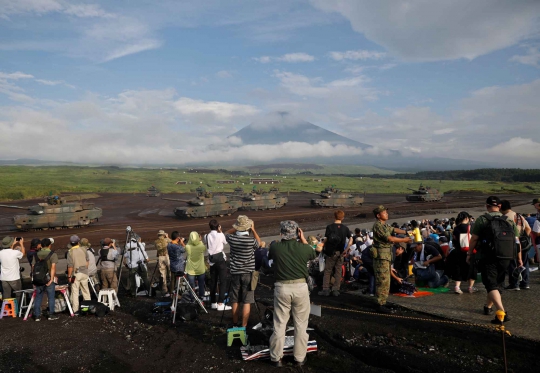 Kegarangan Pasukan Bela Diri Jepang Latihan Militer Dekat Gunung Fuji