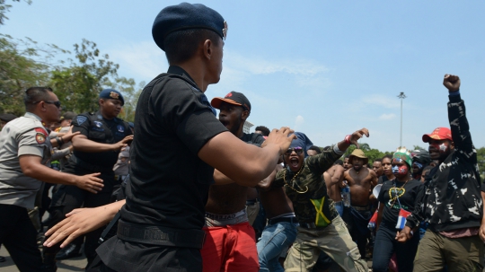 Demonstran Papua dan Polisi Bentrok di Istana Negara