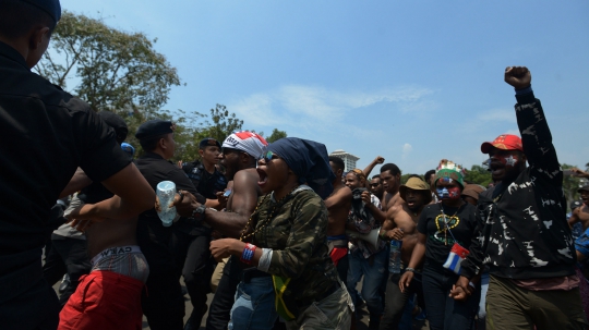 Demonstran Papua dan Polisi Bentrok di Istana Negara