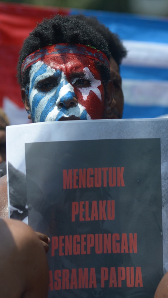Demonstran Papua dan Polisi Bentrok di Istana Negara