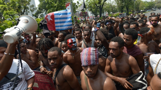 Demonstran Papua dan Polisi Bentrok di Istana Negara