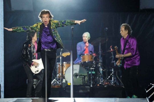 Penampilan Energik Rolling Stones Menggebrak Stadion Rose Bowl