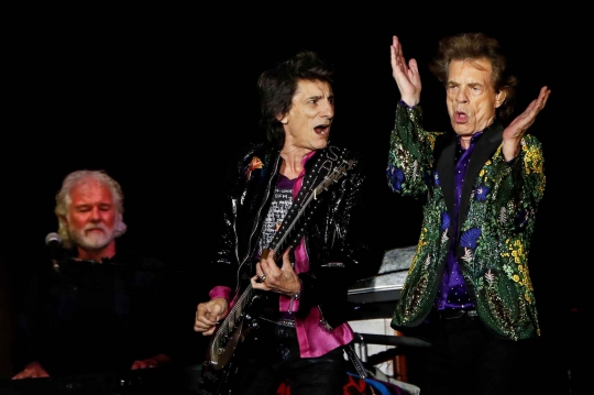 Penampilan Energik Rolling Stones Menggebrak Stadion Rose Bowl