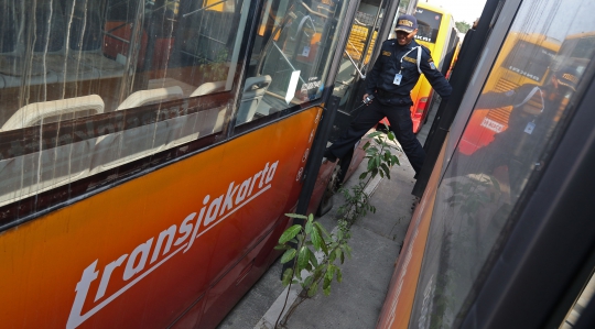 Melihat Puluhan Bus Transjakarta yang Rusak di Terminal Pulogadung