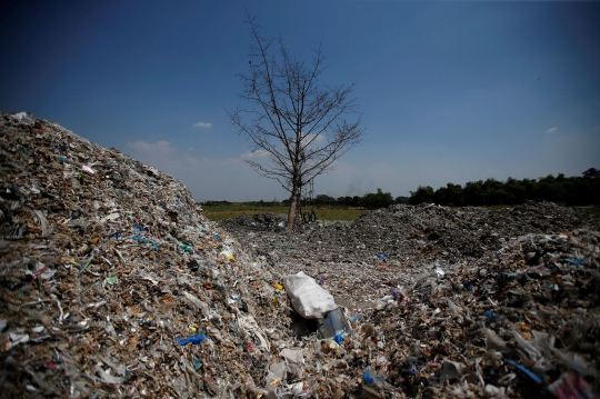 Sampah Impor Itu Menjadi Berkah Bagi Warga Desa Bangun