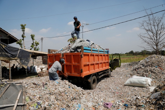 Sampah Impor Itu Menjadi Berkah Bagi Warga Desa Bangun