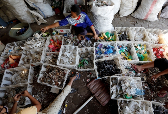 Sampah Impor Itu Menjadi Berkah Bagi Warga Desa Bangun