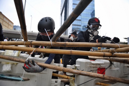 Demonstran Hong Kong Gunakan Bambu untuk Blokade Jalan