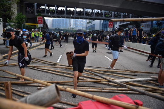 Demonstran Hong Kong Gunakan Bambu untuk Blokade Jalan