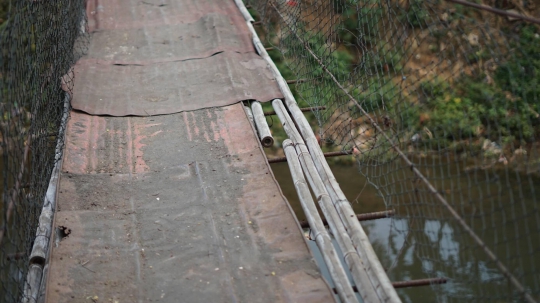 Kondisi Memprihatinkan Jembatan Gantung di Srengseng Sawah