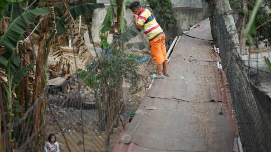 Kondisi Memprihatinkan Jembatan Gantung di Srengseng Sawah