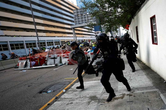 Polisi Tembaki Demonstran Hong Kong dengan Peluru Karet