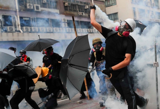 Polisi Tembaki Demonstran Hong Kong dengan Peluru Karet