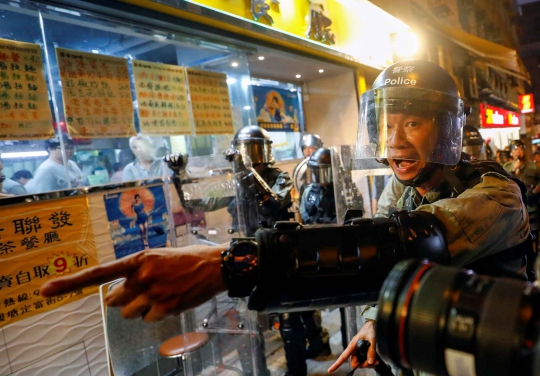 Polisi Tembaki Demonstran Hong Kong dengan Peluru Karet